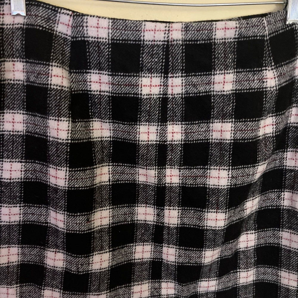 Forever 21 Black White Red Plaid Mini Skirt 1X - Picture 6 of 6